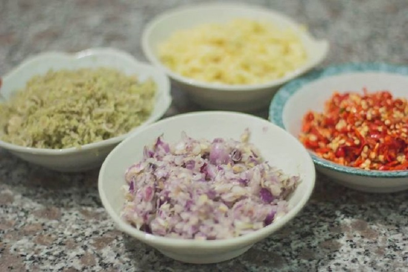 Chuẩn bị nguyên liệu làm nước chấm chao đậu phộng chấm đồ nướng.