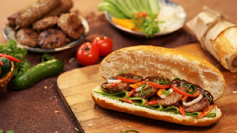 Thịt nướng, dưa leo, hành, ngò cùng nước sốt đậm đà tạo nên bánh mì Sài Gòn thơm ngon khác biệt