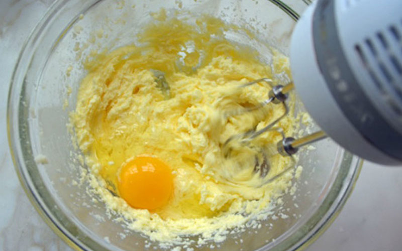 Trộn đều hỗn hợp bơ trứng