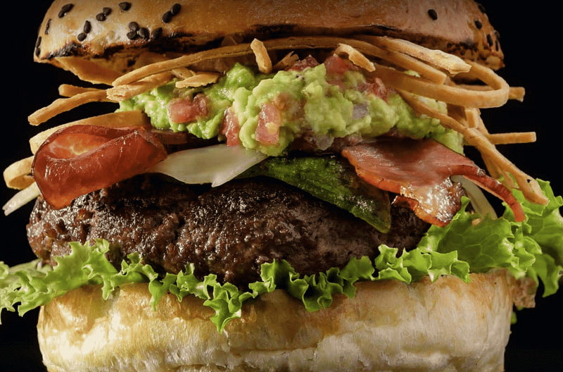 Hamburger Mexico có phần nhân kếp hợp nhiều nguyên liệu đặc biệt . 