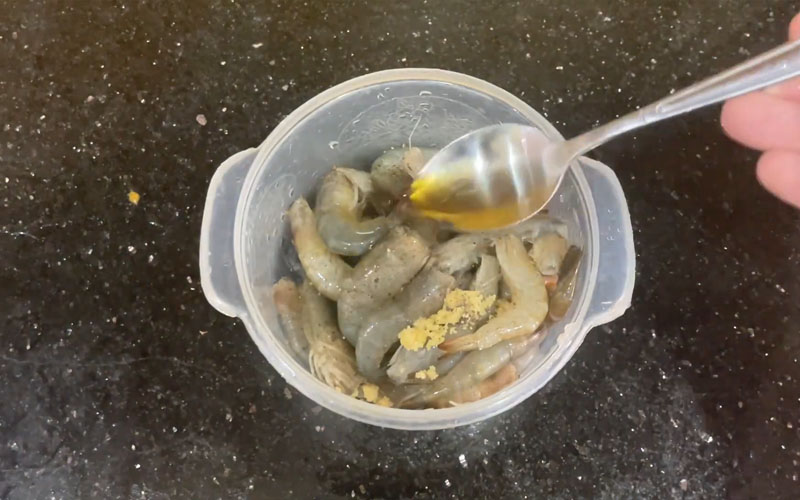 Tẩm ướp tôm với hạt nêm, hạt tiêu và nước mắm trước khi chế biến