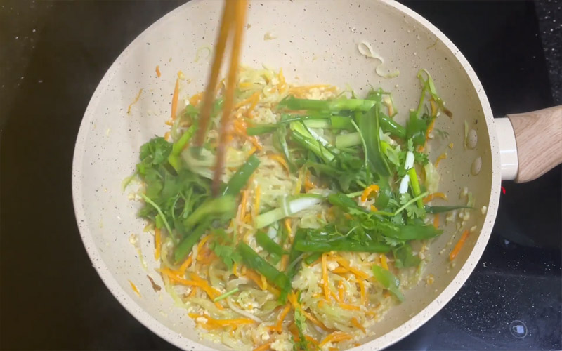 Thực hiện xào su su với trứng cà rốt