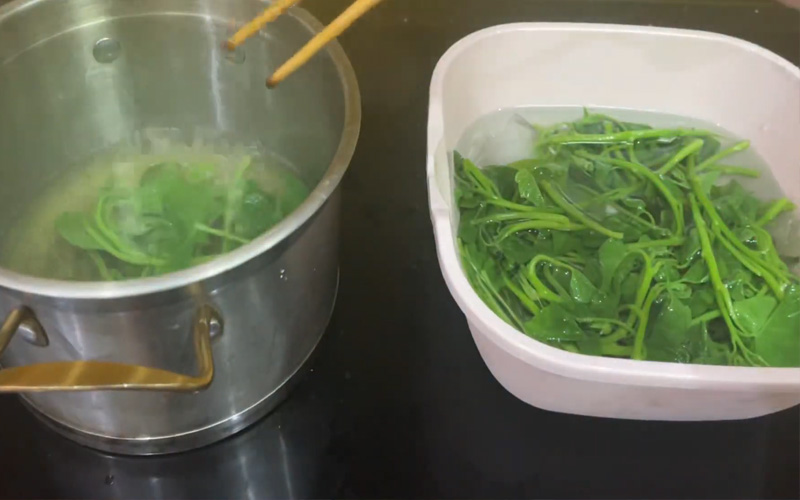Trần nhanh ngọn khoai lang vào nước sôi rồi cho ngay vào nước đá để rau lang giòn và xanh