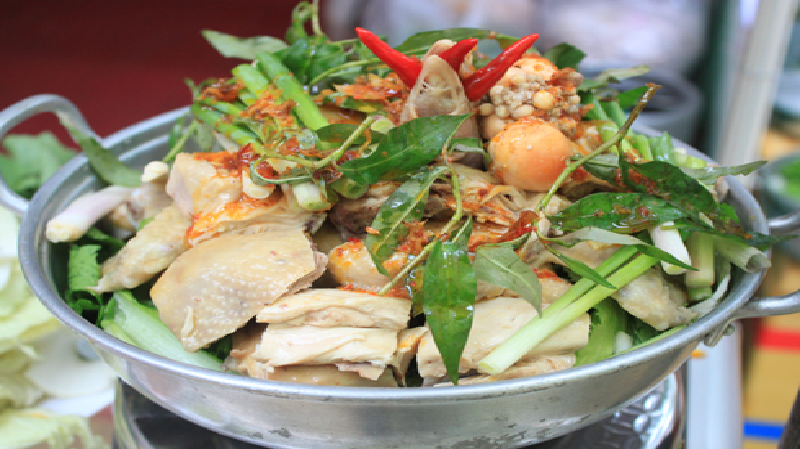 Món gà nấu hèm được bày biện đẹp mắt, hợp vệ sinh ở quán 9999 Hóc Môn. 
