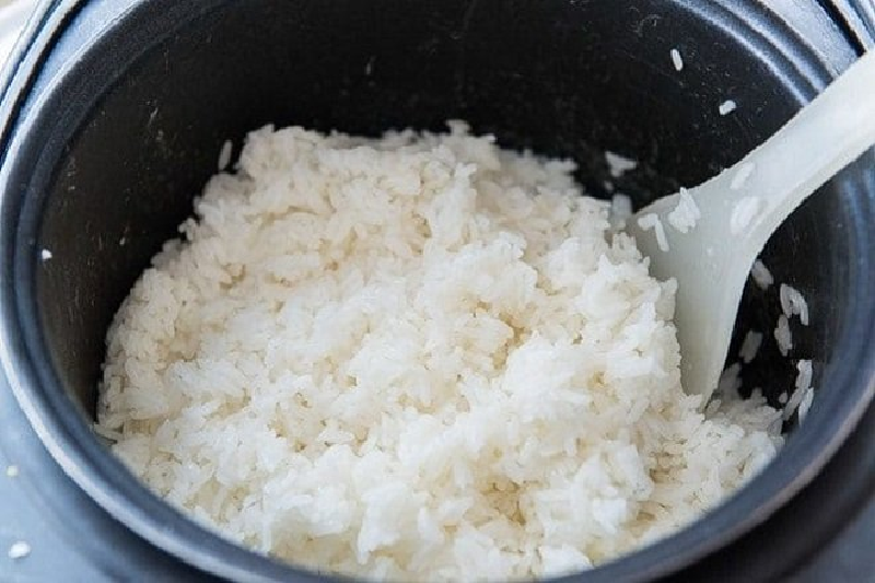 Bước nấu chín cơm gạo trắng Nhật trộn gạo nếp mochi để tăng độ dẻo.