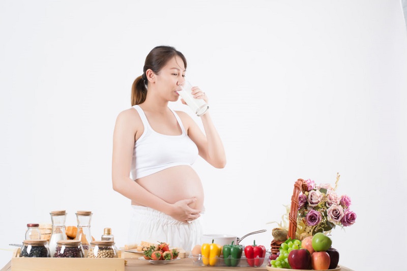 Bà bầu nên dùng các sản phẩm từ sữa, trái cây cho thai kỳ khỏe mạnh.