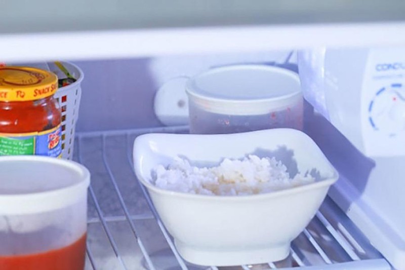 Gói cẩn thận các nắm cơm Onigiri để bảo quản được lâu hơn trong tủ lạnh nha.