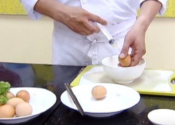 Bơm hỗn hợp trứng gà vào trong vỏ trứng