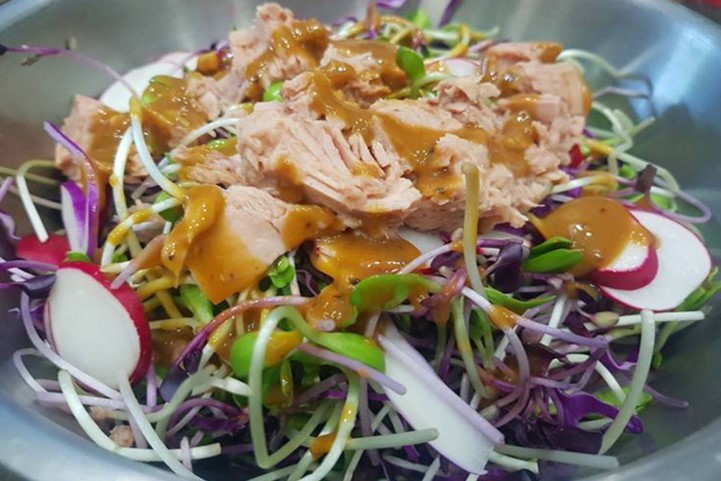 Thành phẩm salad rau mầm cá ngừ