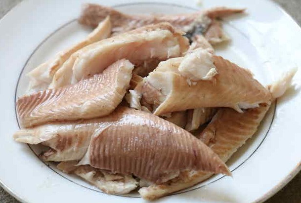 Luộc và tách thịt cá chép