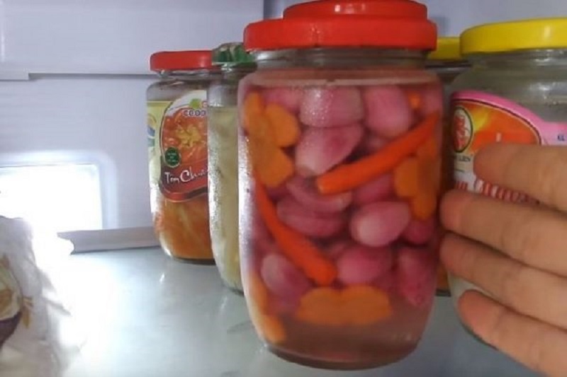 Bảo quản hũ dưa hành muối chua ngọt trong tủ lạnh để ăn được lâu