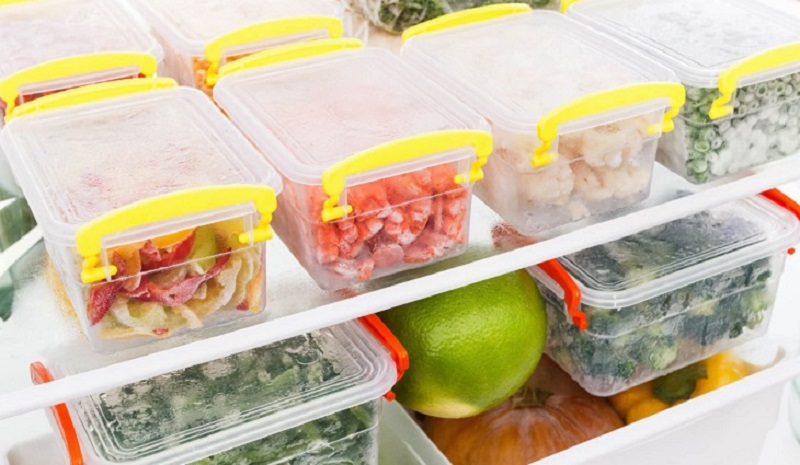 Bảo quản kim chi cọng khoai lang trong hộp kín để trong tủ lạnh dùng được lâu và không ám mùi tủ lạnh nhé.