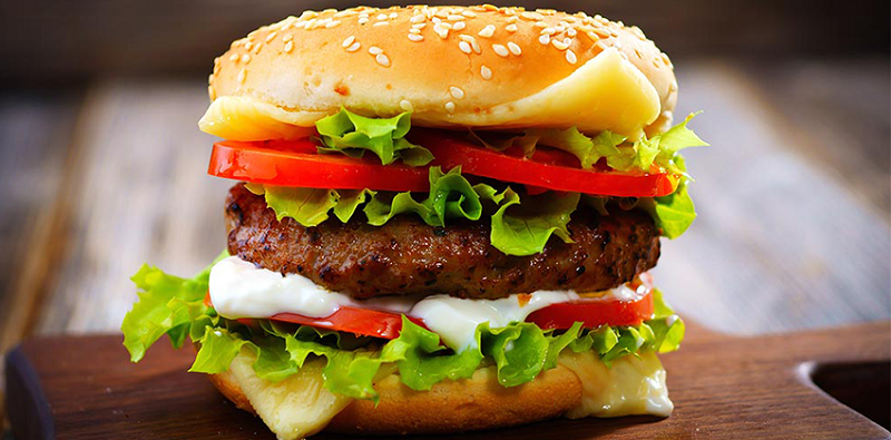 Hamburger bò truyền thống sẽ cung cấp đầy đủ năng lượng vào buổi sáng cho các thành viên gia đình. 