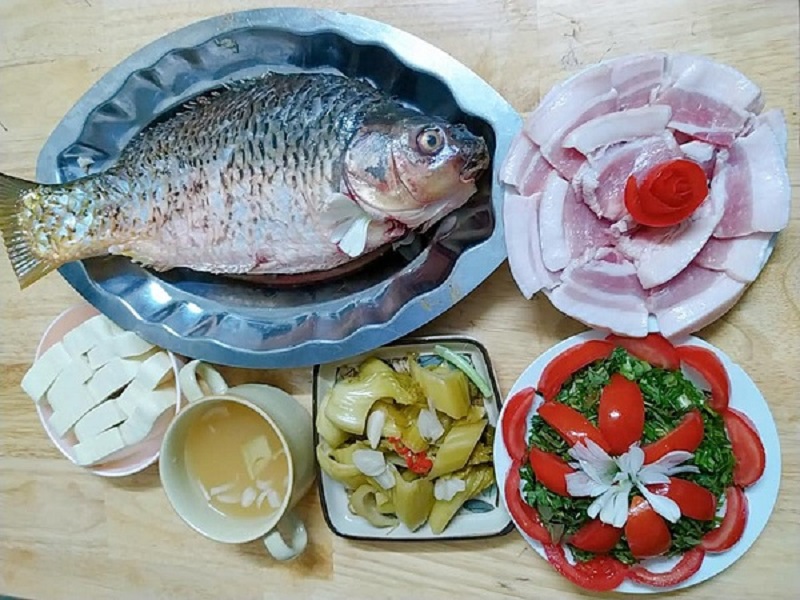 Một số nguyên liệu cần chuẩn bị để nấu lẩu cá chép om dưa.