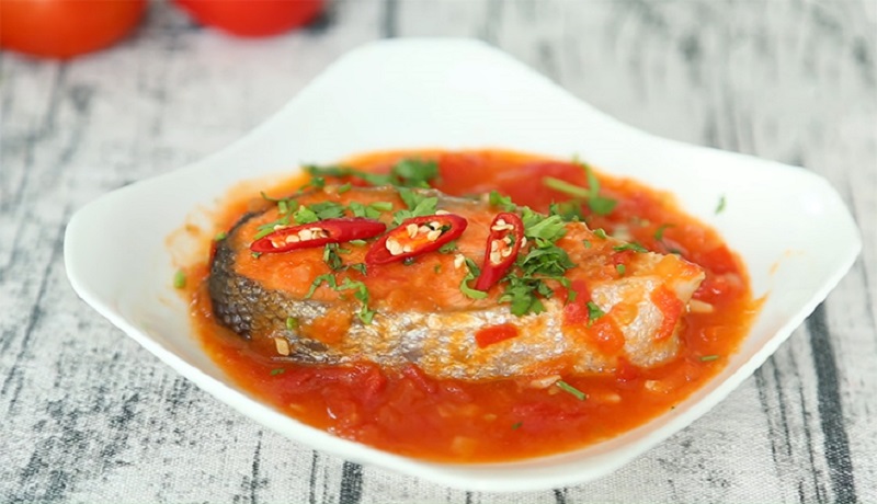 Cá ngừ kho với tương cà chua