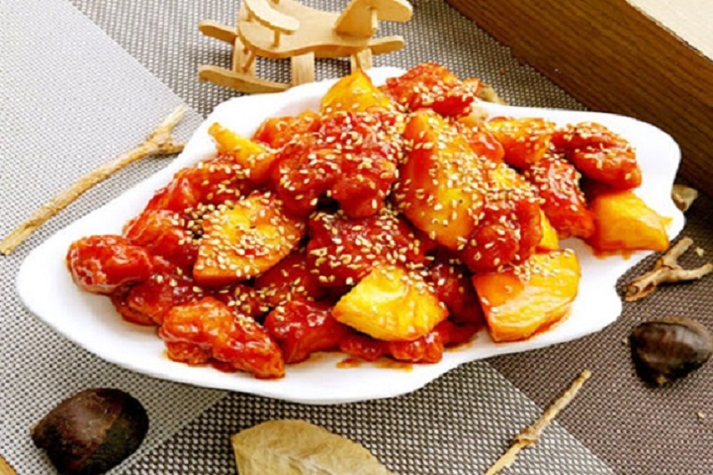 Gà sốt chua ngọt là một trong những món ăn bắt cơm được nhiều người yêu thích.