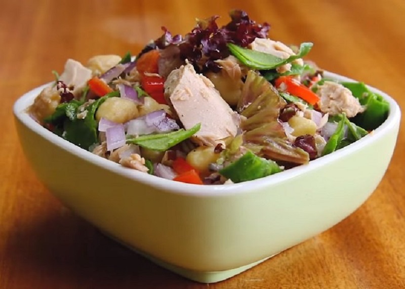 Cách làm salad cá ngừ có dùng đến rau chân vịt tốt cho sức khỏe.