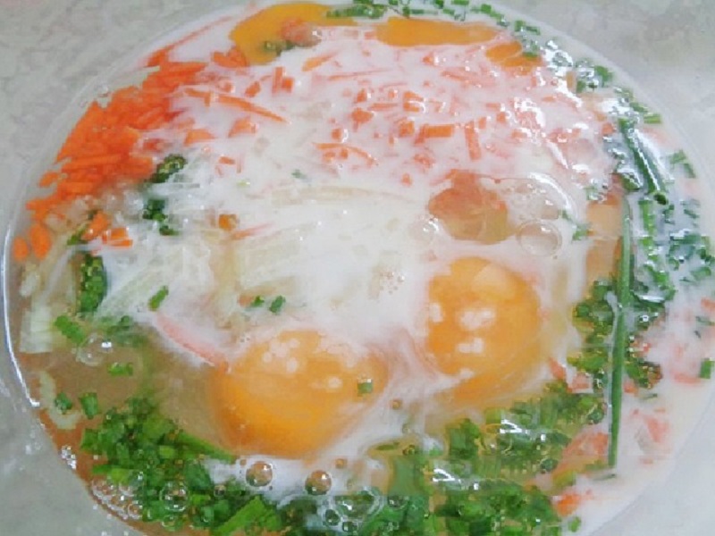 Trộn đều hỗn hợp trứng và các nguyên liệu hành, rau củ. 