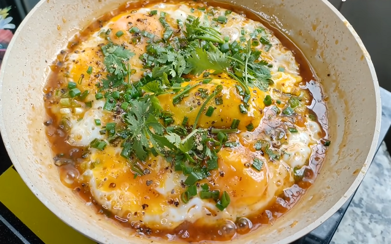 Các bước chiên trứng sốt nước mắm ăn với cơm nóng cực ngon.