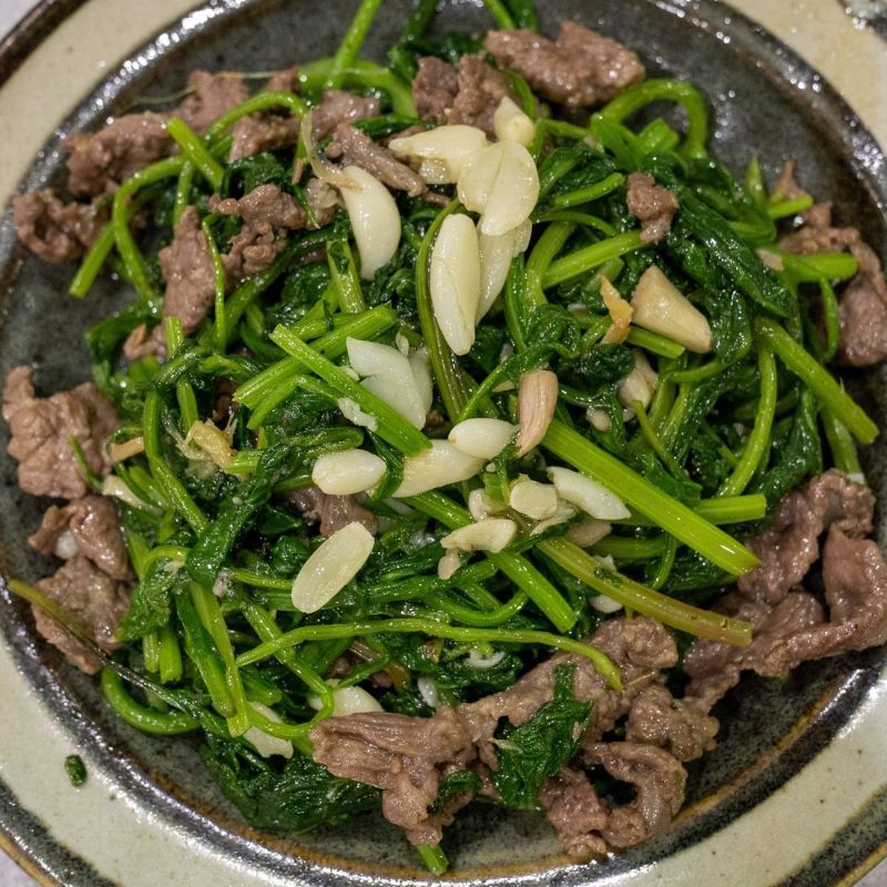 Hướng dẫn cách làm món rau muống xào thịt bò giòn ngon, xanh mướt