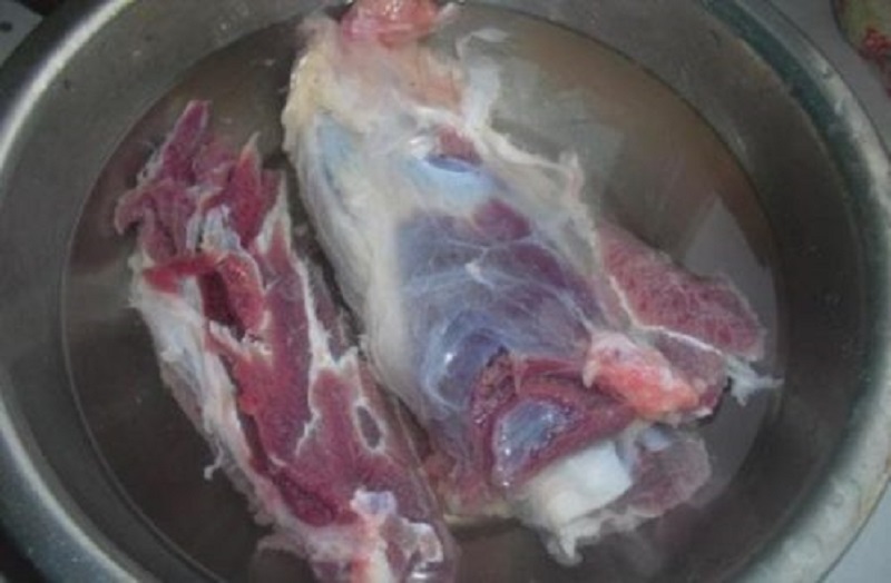 Sơ chế thịt thăn bò nhiều lần với nước sạch. 