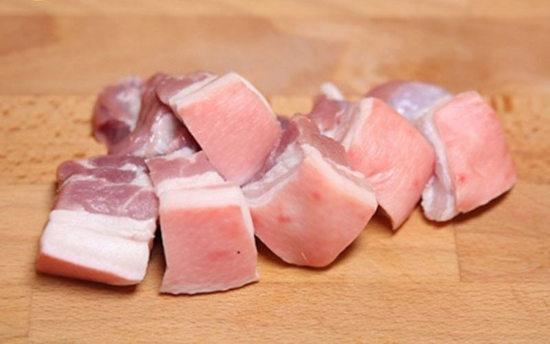 Cách luộc thịt heo ngon cần chọn miếng thịt heo tươi, nguyên, có màu hồng nhạt. Ảnh Internet.