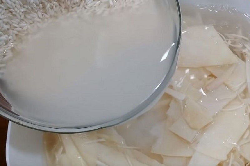 ngâm măng tươi với nước vo gạo để muối chua