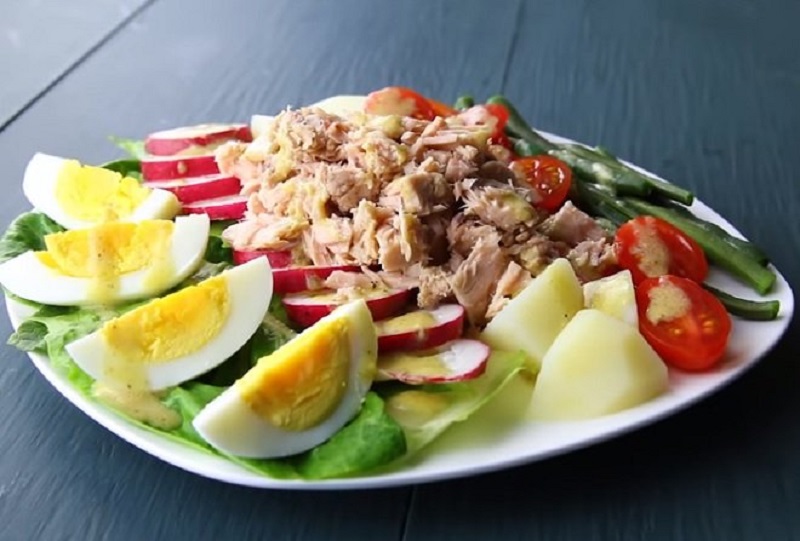 Dĩa salad đầy đủ các thực phẩm dinh dưỡng.
