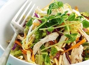 Thành phẩm salad rau mầm thịt gà