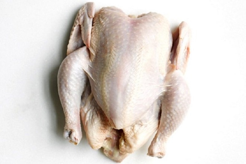 Chọn thịt gà công nghiệp tươi, mới mổ để chế biến món ngon chất lượng tốt nhất.