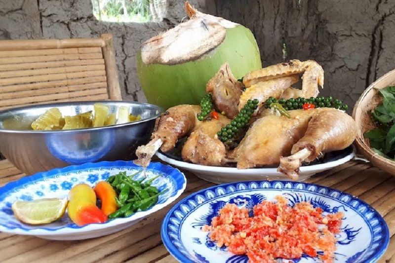 Món gà hấp tiêu nước dừa dân dã, chuẩn hương vị miền Tây.