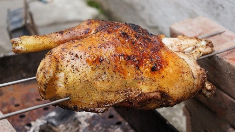 Chi tiết các bước cách làm gà nướng bằng than củi với hạt dổi, mắc khén.