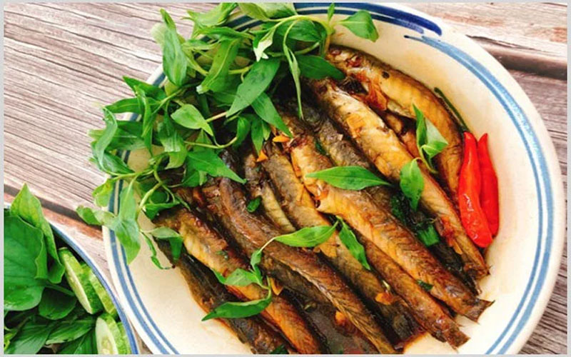 Thưởng thức cá kèo kho rau răm ăn với cơm nóng ngày lạnh là ngon “hết sảy”!