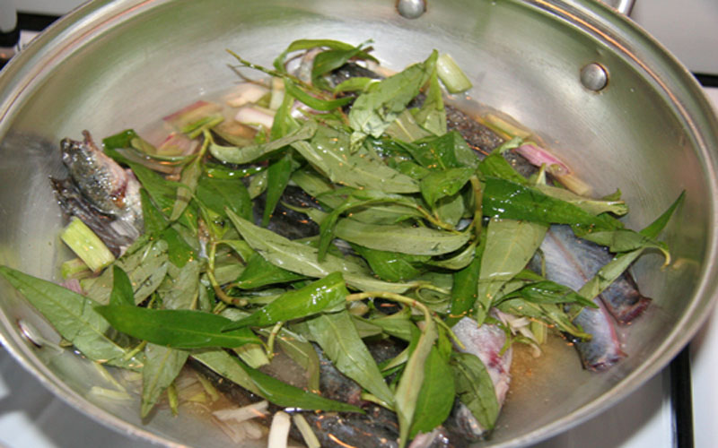 Bước ướp cá kèo với rau răm và gia vị món kho.