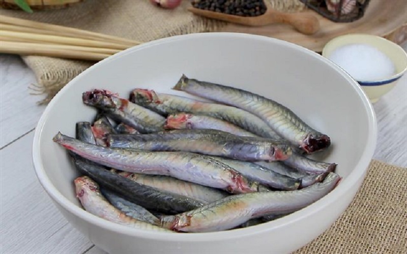 dùng muối và giấm để khử sạch mùi tanh của cá
