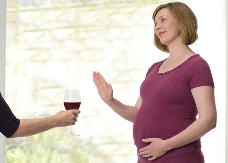 Mẹ bầu nên từ chối rượu, bia, thức ăn nóng,…dịp lễ, Tết tránh gây hại sức khỏe.
