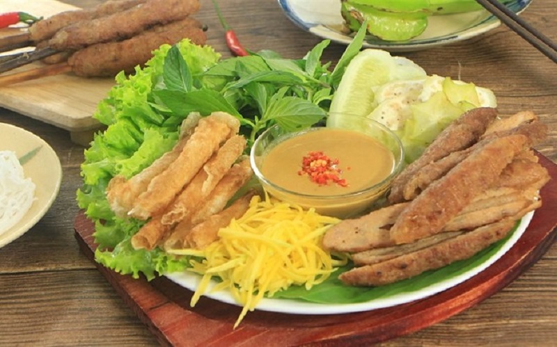Nem nướng Nha Trang ăn kèm với xoài xanh và khế chua rất ngon.