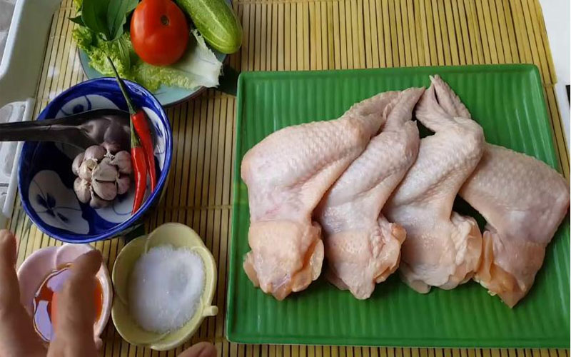 Bạn có thể chọn cánh gà hoặc đùi gà rán với mắm ruốc đều được. 