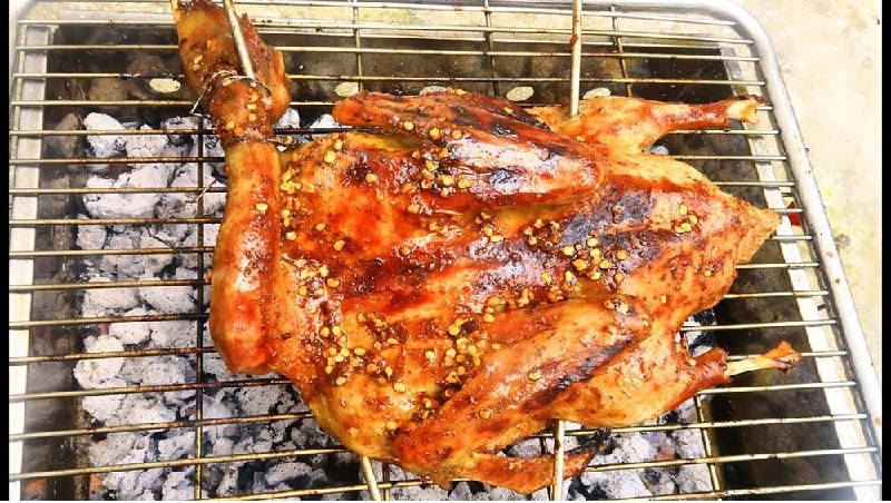 Khi nướng gà bằng than củi nhớ lật đều hai mặt để gà chín đều, không bị cháy khét.
