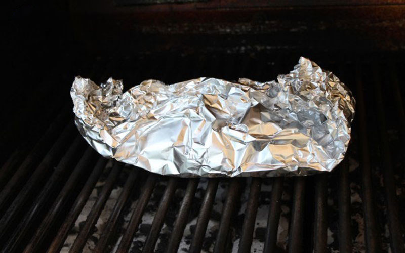 Sử dụng giấy bạc để nướng cá trong lò nướng.