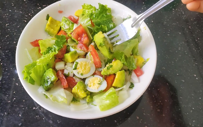 Salad bơ trứng thanh mát và nhiều dinh dưỡng.
