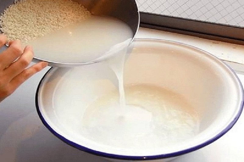 Nước vo gạo giúp thúc đẩy quá trình lên men dưa cải ngon và vàng giòn.