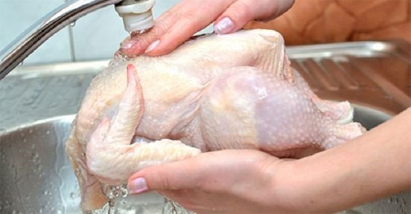 Rửa sạch gà nhiều lần với nước giúp loại bỏ chất bẩn.