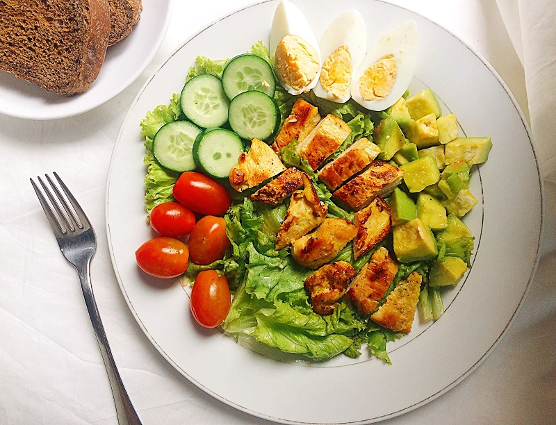 Salad ức gà vừa tốt cho sức khỏe vừa giúp giảm cân hiệu quả. 