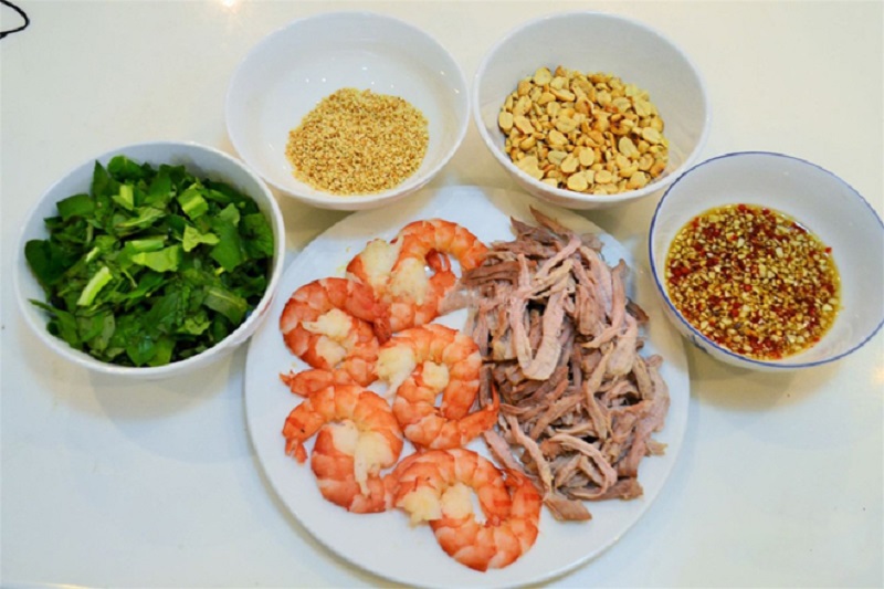 Sơ chế tôm thịt, đậu phộng và các loại rau thơm ăn kèm.