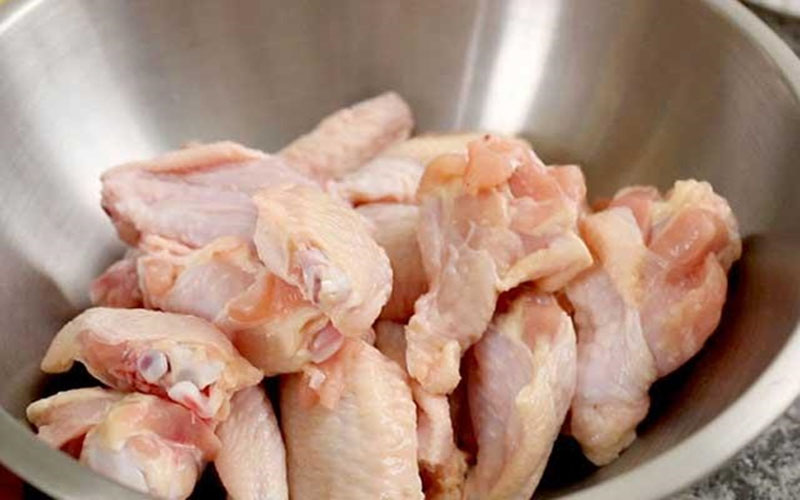 Sau khi sơ chế sạch thì bạn chặt nhỏ thịt gà.