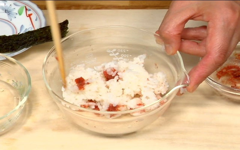 Bước trộn cơm gạo Nhật với hỗn hợp giấm đường. 