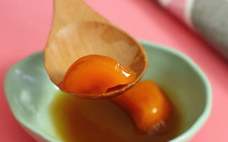 Trứng gà ngâm với mật ong được xem là món ăn có dược tính cao.