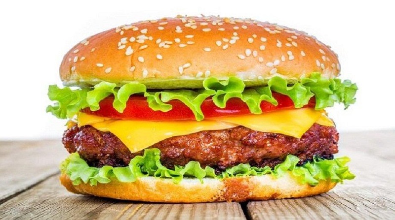 Hamburger là món ăn nhanh phổ biến trên toàn thế giới. 