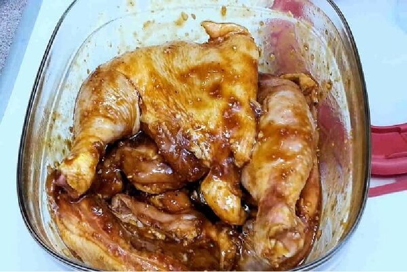 Khi ướp gà nướng phải xát đều cả phía trong và ngoài để gà thấm đều gia vị.